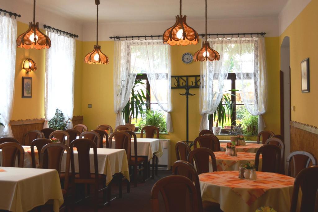 Hotel Koruna Karlštejn エクステリア 写真