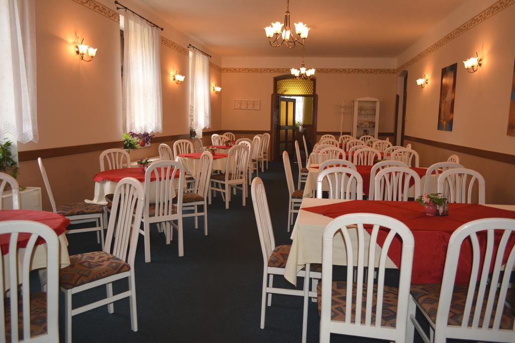 Hotel Koruna Karlštejn エクステリア 写真