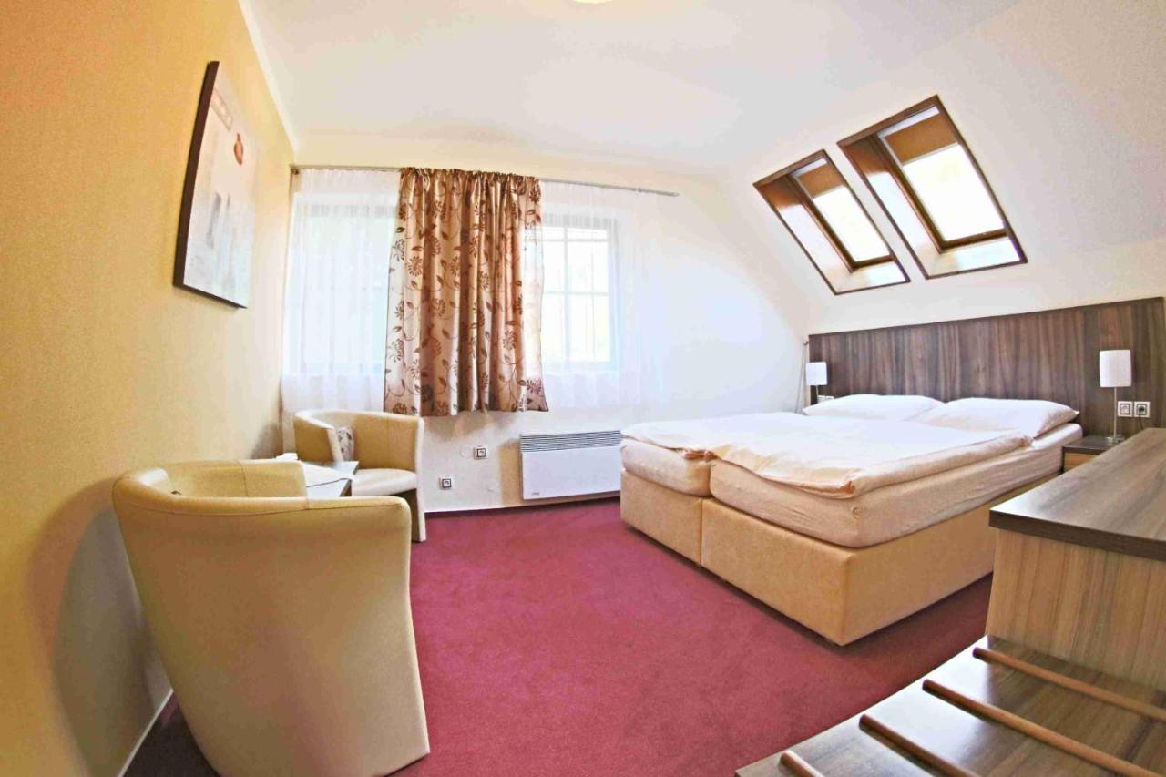 Hotel Koruna Karlštejn エクステリア 写真