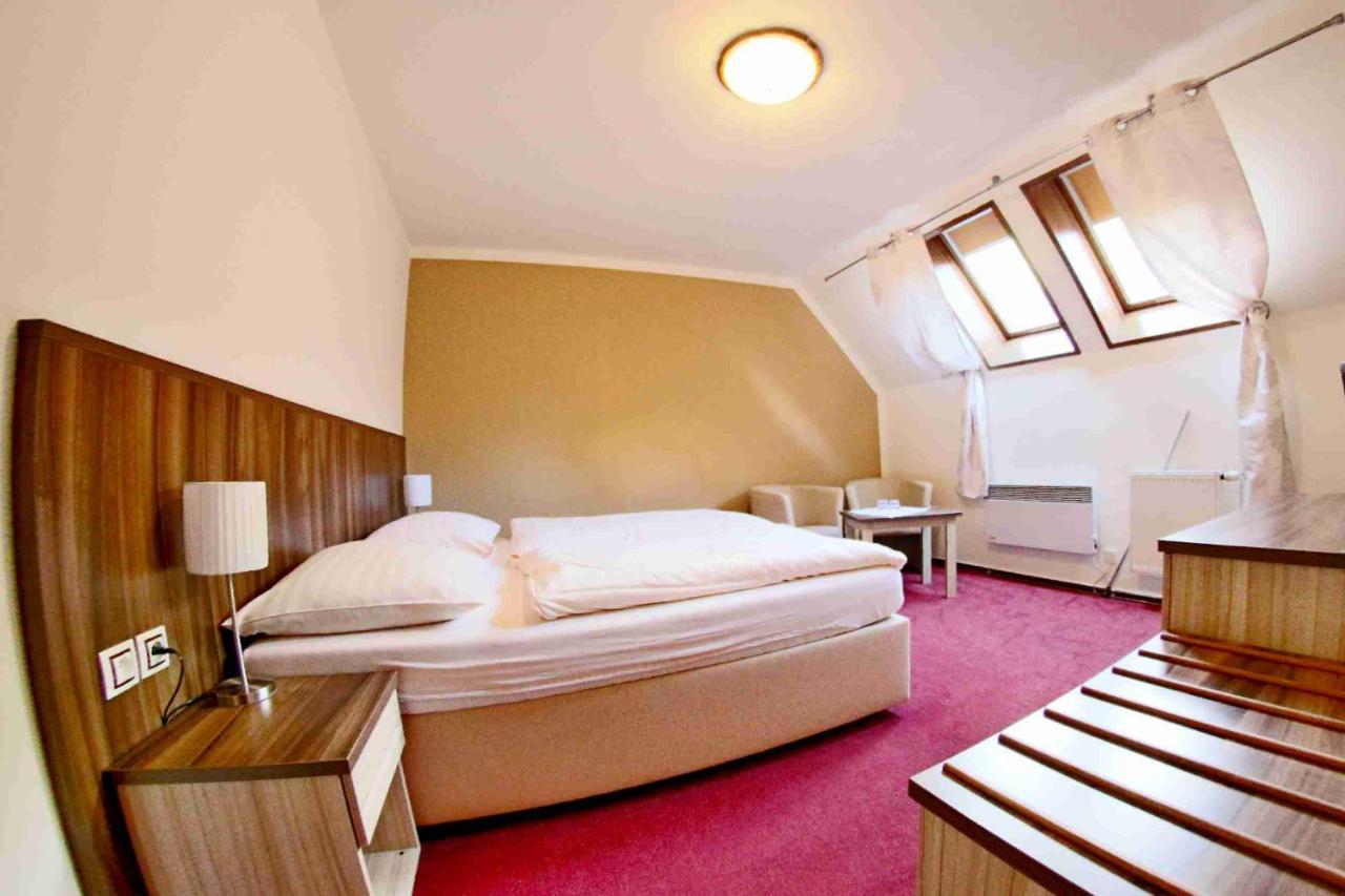 Hotel Koruna Karlštejn エクステリア 写真