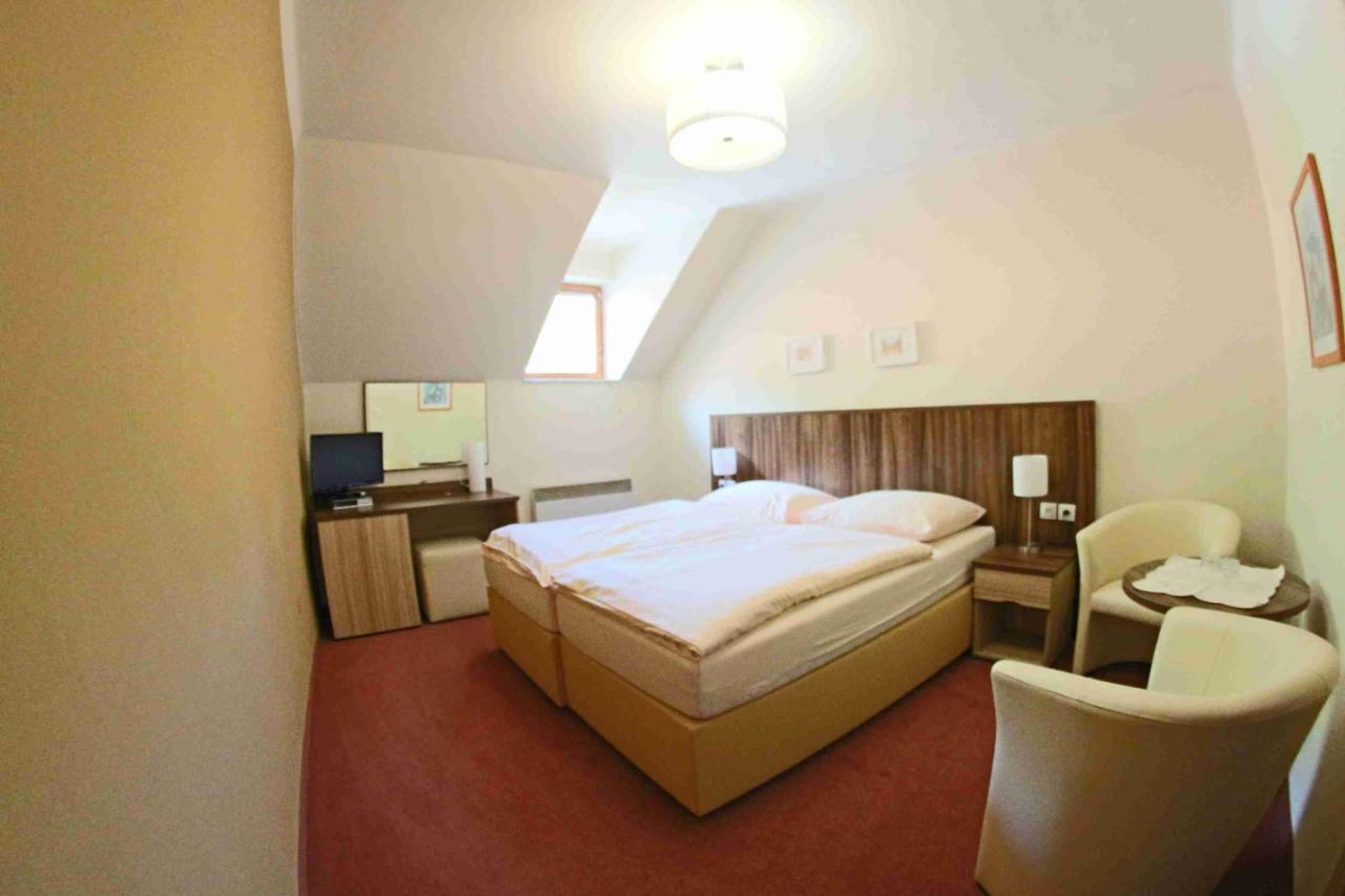 Hotel Koruna Karlštejn エクステリア 写真