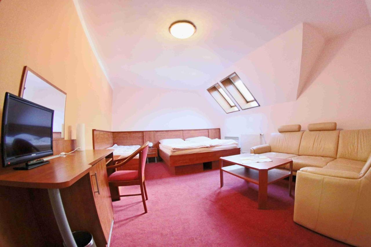 Hotel Koruna Karlštejn エクステリア 写真