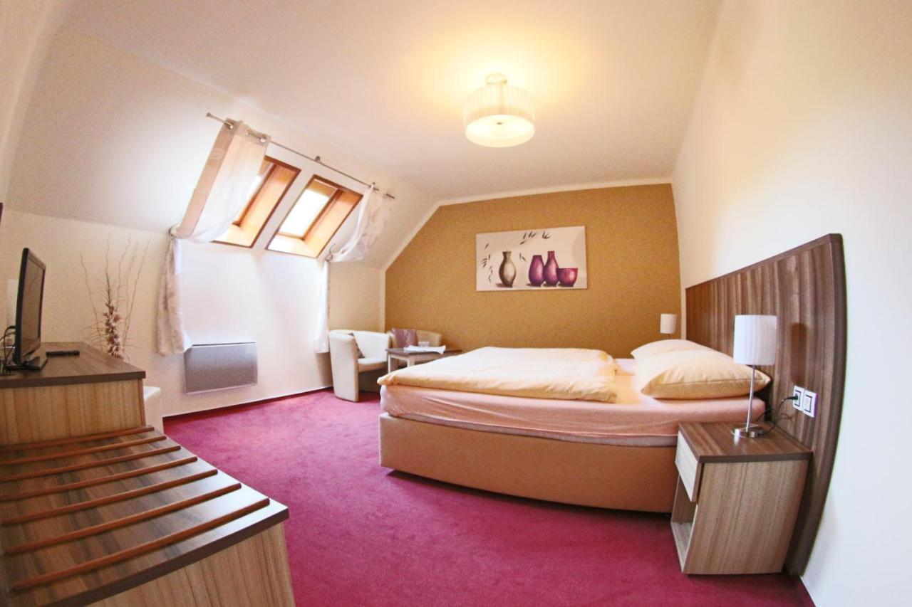 Hotel Koruna Karlštejn エクステリア 写真