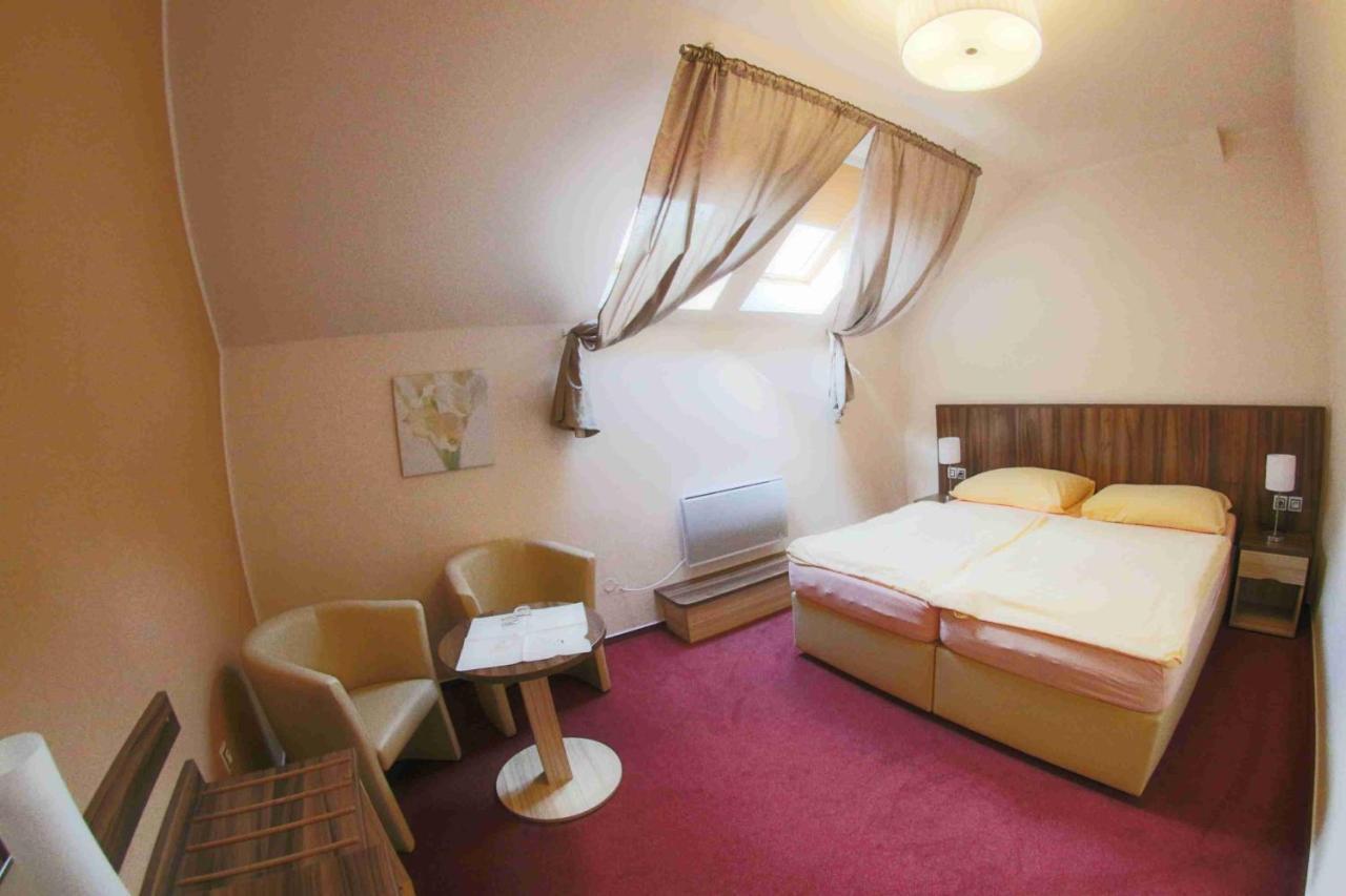 Hotel Koruna Karlštejn エクステリア 写真