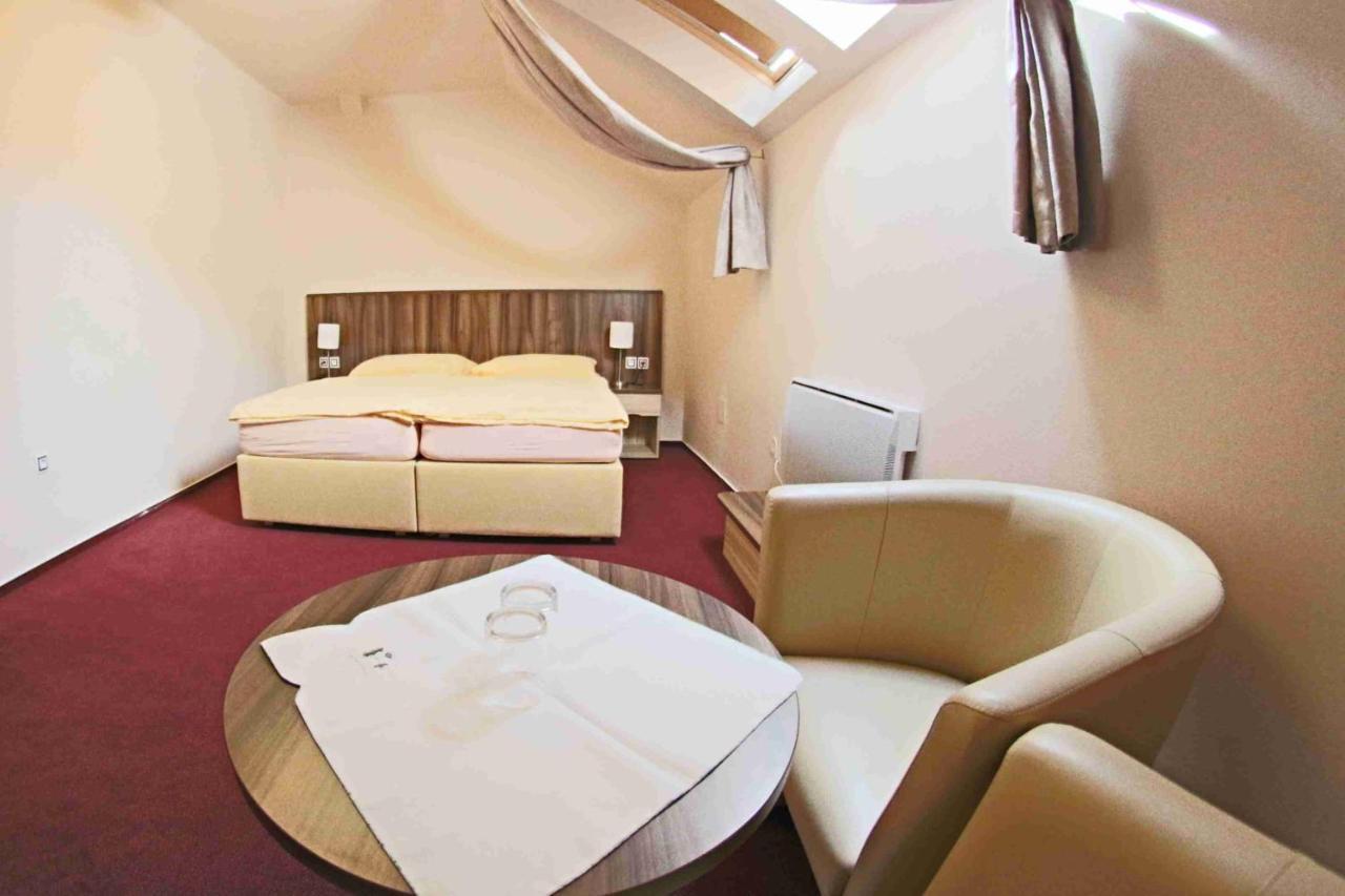 Hotel Koruna Karlštejn エクステリア 写真