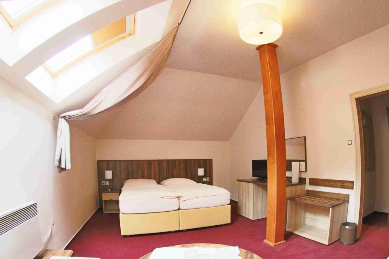 Hotel Koruna Karlštejn エクステリア 写真