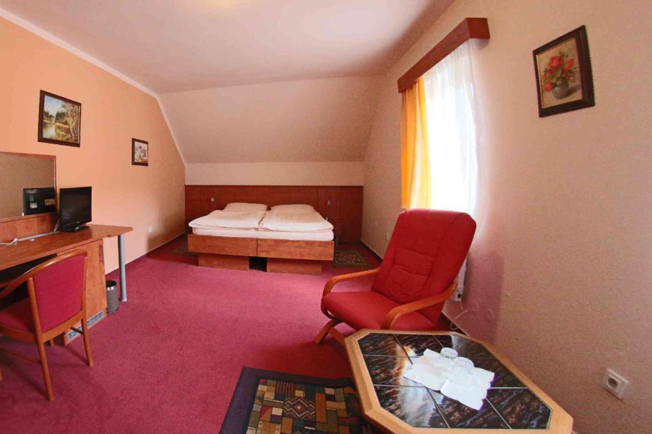 Hotel Koruna Karlštejn エクステリア 写真