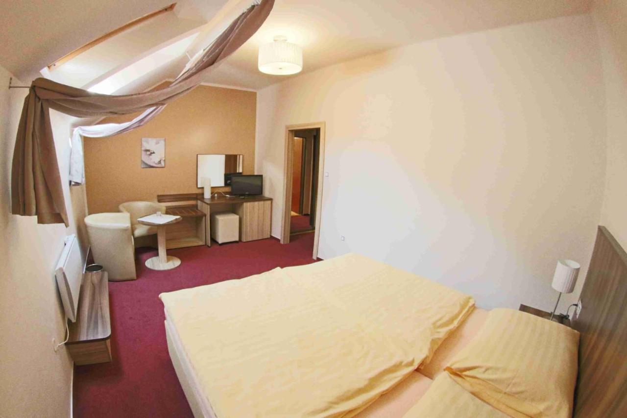 Hotel Koruna Karlštejn エクステリア 写真