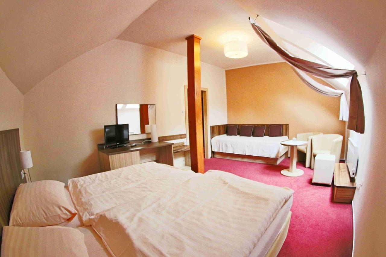 Hotel Koruna Karlštejn エクステリア 写真